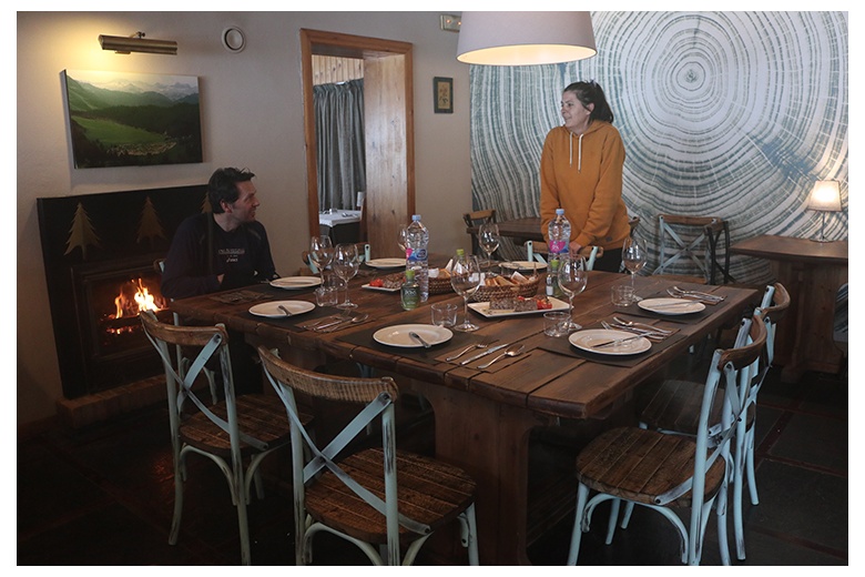 acogedor comedor del hotel banhs de tredós, grupo a punto de sentarse a comer tras jornada de esquí de montaña